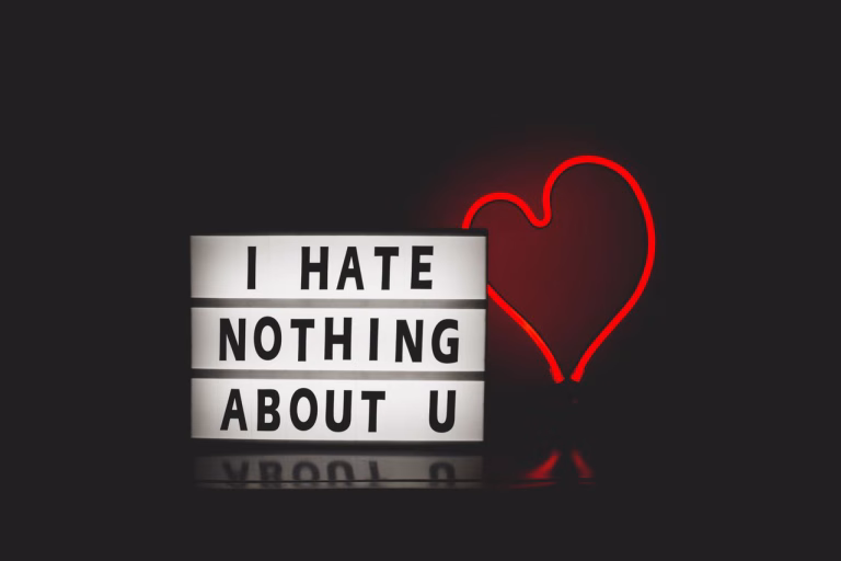 I hate nothing about you text på en svart bakgrund
