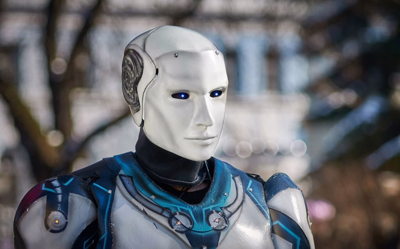 En robot i människoliknande form
