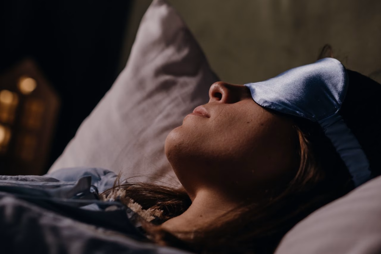 Kvinna ligger och sover i sängen