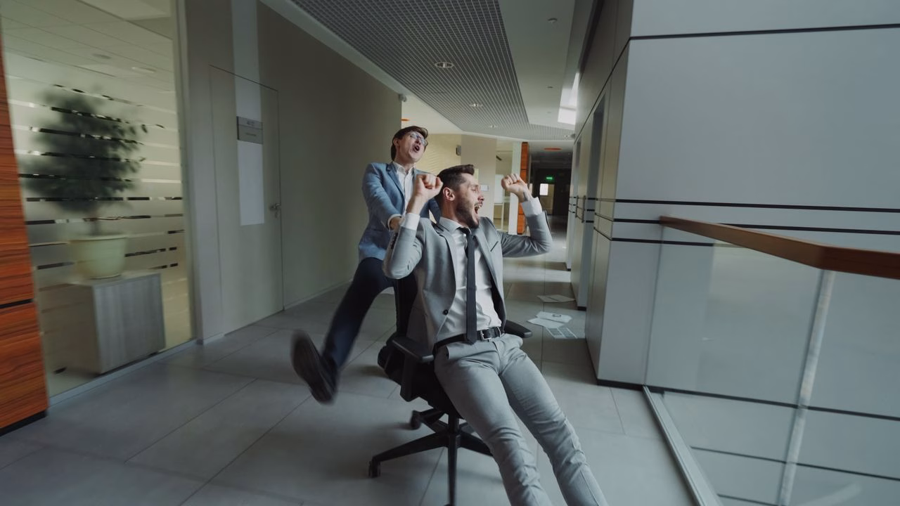 Kolleger som har kul på kontoret