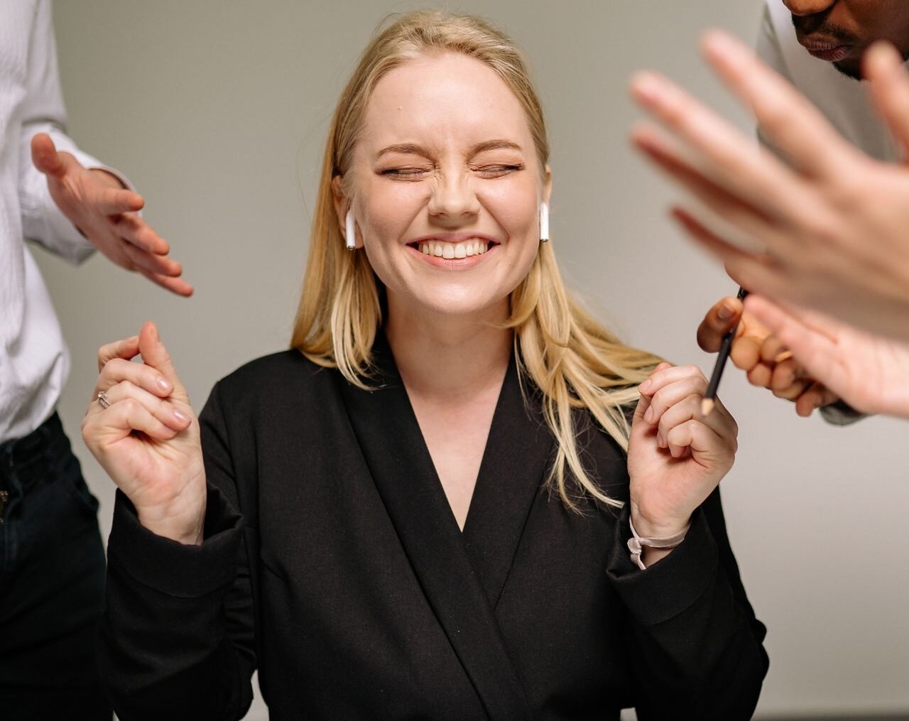 En blod glad ung kvinna på jobbet